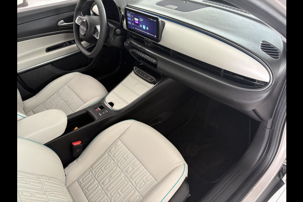 Fiat 600E La Prima 54 kWh Achteruitrijcamera - Apple carplay - Draadloze telefoonoplader - Parkeersensoren - Navigatie - Airco - Stoelverwarming - Voorstoelen met massagefunctie - Licht metalen velgen 18 inch - Keyles Cruise control - Dodehoek detector - Extra getint glas achter - Regensensor - Led verlichting - Stuur multifunctioneel