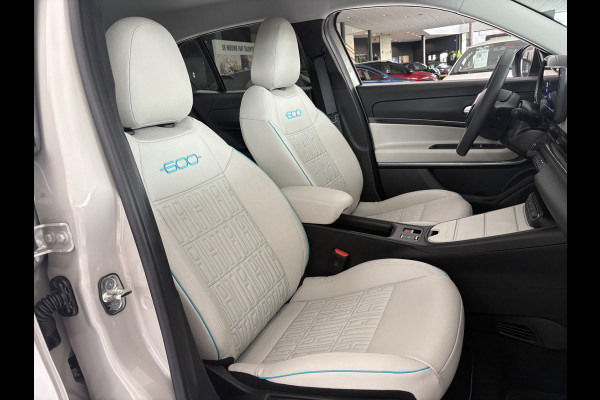 Fiat 600E La Prima 54 kWh Achteruitrijcamera - Apple carplay - Draadloze telefoonoplader - Parkeersensoren - Navigatie - Airco - Stoelverwarming - Voorstoelen met massagefunctie - Licht metalen velgen 18 inch - Keyles Cruise control - Dodehoek detector - Extra getint glas achter - Regensensor - Led verlichting - Stuur multifunctioneel