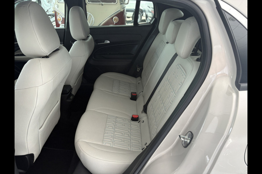 Fiat 600E La Prima 54 kWh Achteruitrijcamera - Apple carplay - Draadloze telefoonoplader - Parkeersensoren - Navigatie - Airco - Stoelverwarming - Voorstoelen met massagefunctie - Licht metalen velgen 18 inch - Keyles Cruise control - Dodehoek detector - Extra getint glas achter - Regensensor - Led verlichting - Stuur multifunctioneel