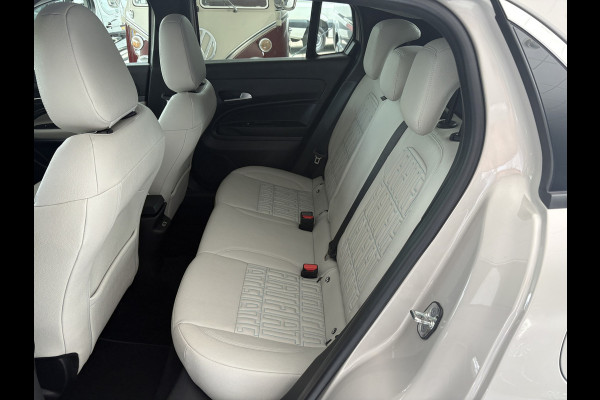 Fiat 600E La Prima 54 kWh Achteruitrijcamera - Apple carplay - Draadloze telefoonoplader - Parkeersensoren - Navigatie - Airco - Stoelverwarming - Voorstoelen met massagefunctie - Licht metalen velgen 18 inch - Keyles Cruise control - Dodehoek detector - Extra getint glas achter - Regensensor - Led verlichting - Stuur multifunctioneel