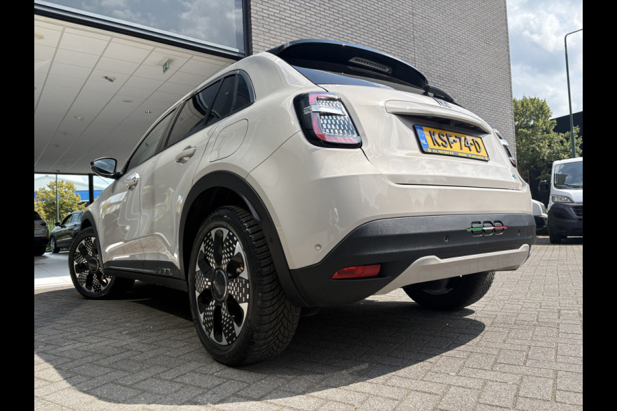 Fiat 600E La Prima 54 kWh Achteruitrijcamera - Apple carplay - Draadloze telefoonoplader - Parkeersensoren - Navigatie - Airco - Stoelverwarming - Voorstoelen met massagefunctie - Licht metalen velgen 18 inch - Keyles Cruise control - Dodehoek detector - Extra getint glas achter - Regensensor - Led verlichting - Stuur multifunctioneel