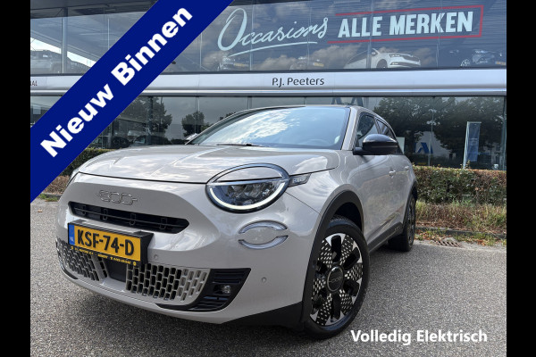 Fiat 600E La Prima 54 kWh Achteruitrijcamera - Apple carplay - Draadloze telefoonoplader - Parkeersensoren - Navigatie - Airco - Stoelverwarming - Voorstoelen met massagefunctie - Licht metalen velgen 18 inch - Keyles Cruise control - Dodehoek detector - Extra getint glas achter - Regensensor - Led verlichting - Stuur multifunctioneel