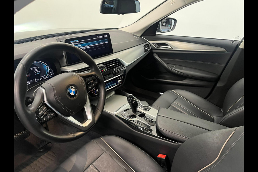 BMW 5 Serie Touring 530e High Executive Panoramadak Navigatie Apple Carplay Android Auto 360 camera Parkeerhulp Cruise Control Adaptieve LED-koplampen Stoelverwarming Leder Climate Control Lichtmetalen velgen Privacy Glass