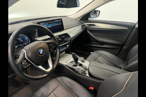 BMW 5 Serie Touring 530e High Executive Panoramadak Navigatie Apple Carplay Android Auto 360 camera Parkeerhulp Cruise Control Adaptieve LED-koplampen Stoelverwarming Leder Climate Control Lichtmetalen velgen Privacy Glass