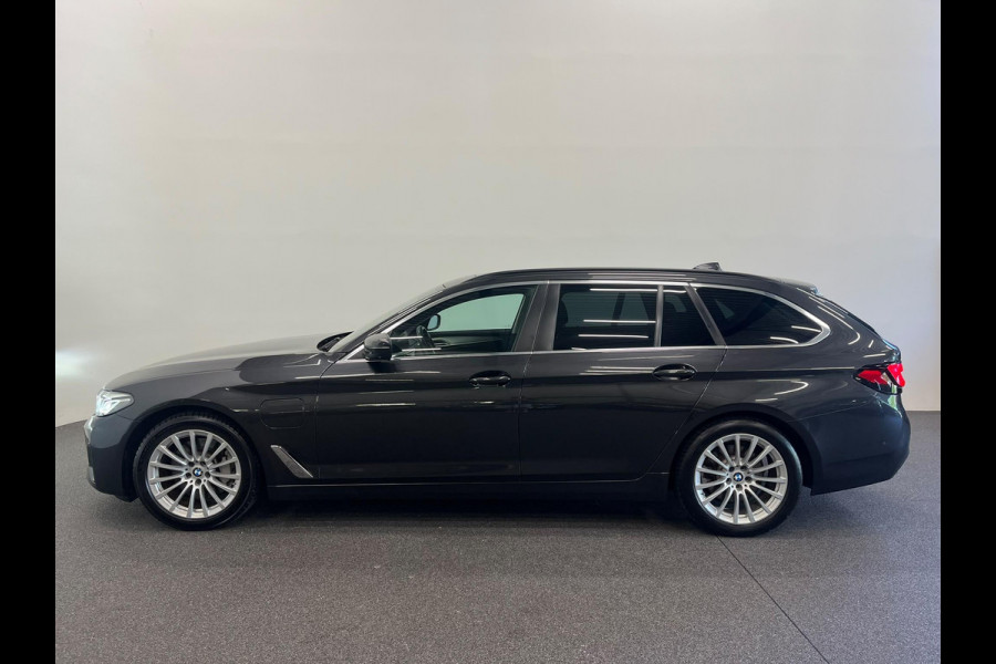 BMW 5 Serie Touring 530e High Executive Panoramadak Navigatie Apple Carplay Android Auto 360 camera Parkeerhulp Cruise Control Adaptieve LED-koplampen Stoelverwarming Leder Climate Control Lichtmetalen velgen Privacy Glass