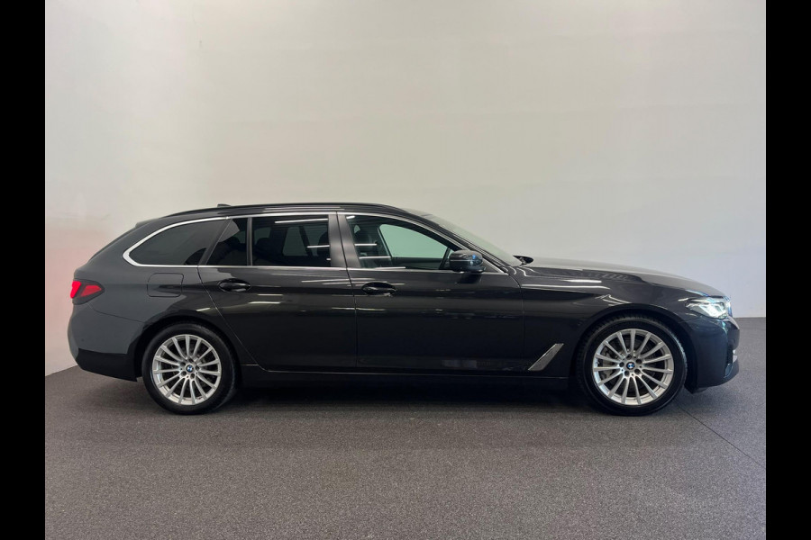 BMW 5 Serie Touring 530e High Executive Panoramadak Navigatie Apple Carplay Android Auto 360 camera Parkeerhulp Cruise Control Adaptieve LED-koplampen Stoelverwarming Leder Climate Control Lichtmetalen velgen Privacy Glass