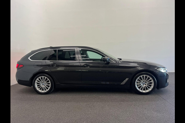 BMW 5 Serie Touring 530e High Executive Panoramadak Navigatie Apple Carplay Android Auto 360 camera Parkeerhulp Cruise Control Adaptieve LED-koplampen Stoelverwarming Leder Climate Control Lichtmetalen velgen Privacy Glass