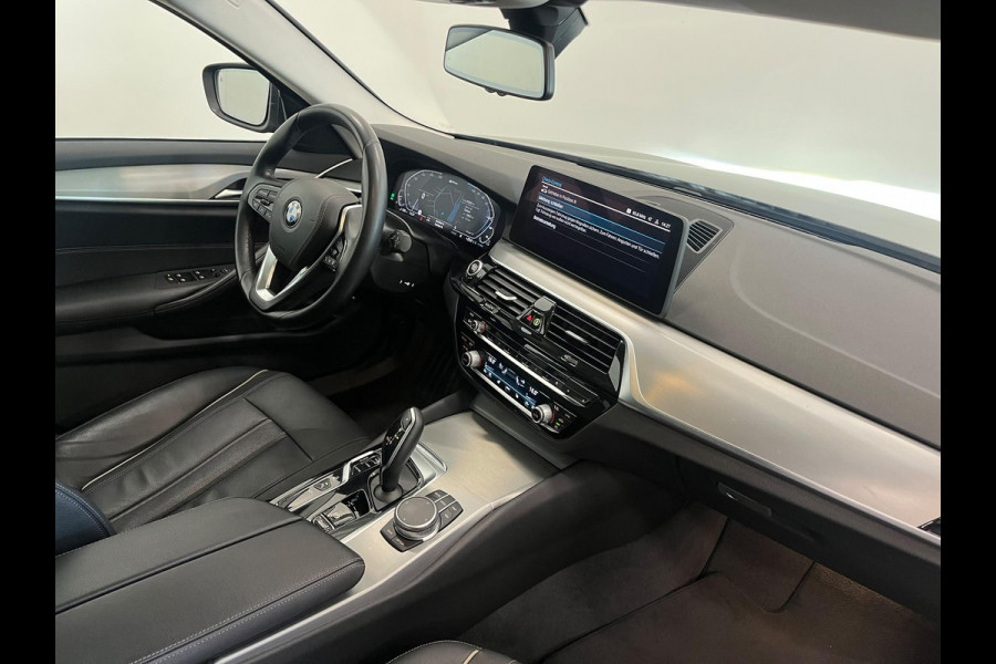 BMW 5 Serie Touring 530e High Executive Panoramadak Navigatie Apple Carplay Android Auto 360 camera Parkeerhulp Cruise Control Adaptieve LED-koplampen Stoelverwarming Leder Climate Control Lichtmetalen velgen Privacy Glass
