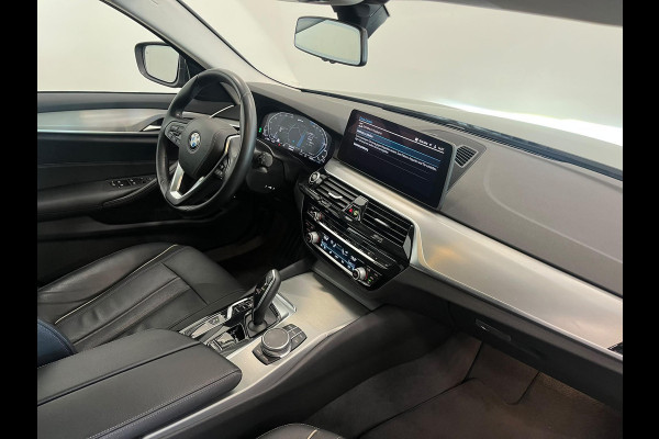 BMW 5 Serie Touring 530e High Executive Panoramadak Navigatie Apple Carplay Android Auto 360 camera Parkeerhulp Cruise Control Adaptieve LED-koplampen Stoelverwarming Leder Climate Control Lichtmetalen velgen Privacy Glass
