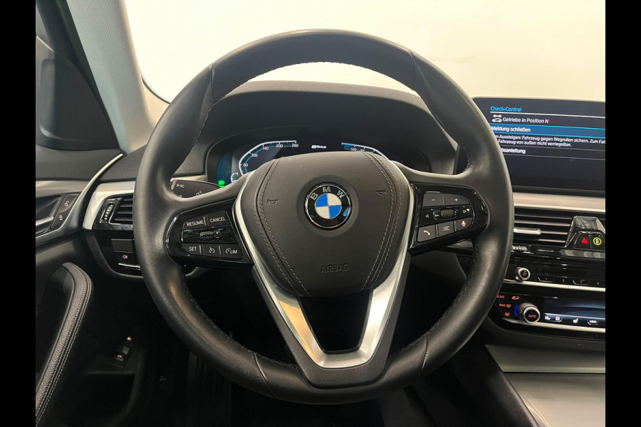 BMW 5 Serie Touring 530e High Executive Panoramadak Navigatie Apple Carplay Android Auto 360 camera Parkeerhulp Cruise Control Adaptieve LED-koplampen Stoelverwarming Leder Climate Control Lichtmetalen velgen Privacy Glass