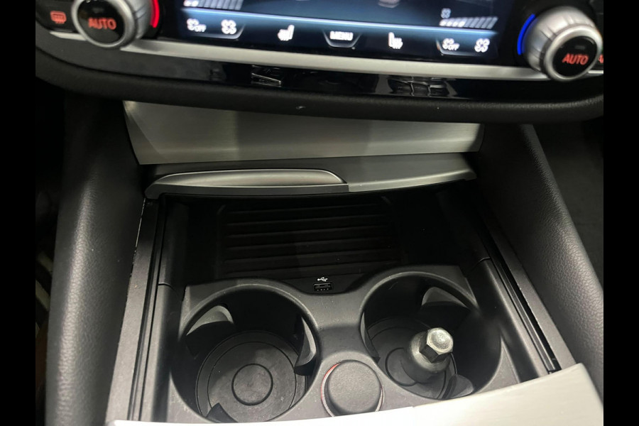 BMW 5 Serie Touring 530e High Executive Panoramadak Navigatie Apple Carplay Android Auto 360 camera Parkeerhulp Cruise Control Adaptieve LED-koplampen Stoelverwarming Leder Climate Control Lichtmetalen velgen Privacy Glass