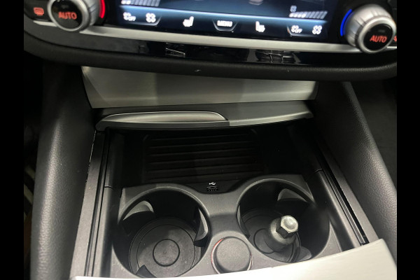 BMW 5 Serie Touring 530e High Executive Panoramadak Navigatie Apple Carplay Android Auto 360 camera Parkeerhulp Cruise Control Adaptieve LED-koplampen Stoelverwarming Leder Climate Control Lichtmetalen velgen Privacy Glass