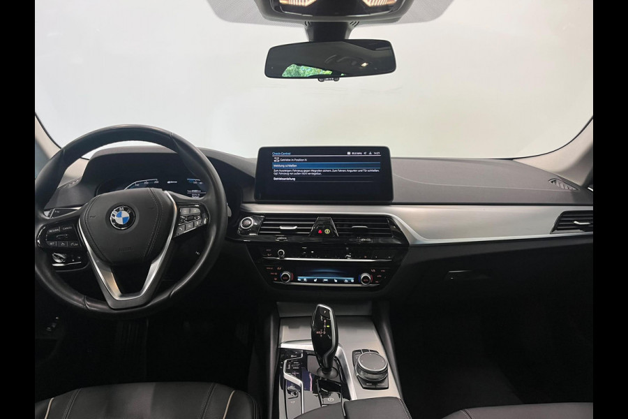 BMW 5 Serie Touring 530e High Executive Panoramadak Navigatie Apple Carplay Android Auto 360 camera Parkeerhulp Cruise Control Adaptieve LED-koplampen Stoelverwarming Leder Climate Control Lichtmetalen velgen Privacy Glass