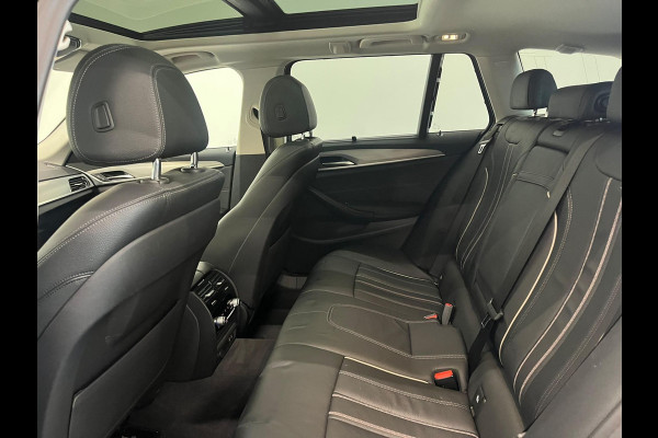 BMW 5 Serie Touring 530e High Executive Panoramadak Navigatie Apple Carplay Android Auto 360 camera Parkeerhulp Cruise Control Adaptieve LED-koplampen Stoelverwarming Leder Climate Control Lichtmetalen velgen Privacy Glass