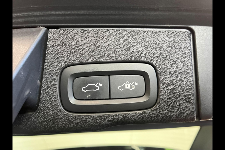 Volvo XC60 2.0 T6 Plug-in hybrid AWD Core Bright DEMO! Panoramadak Airco ECC PDC VA+Camera Full LED Elektrische achterklep Cruise Control Winter Pack