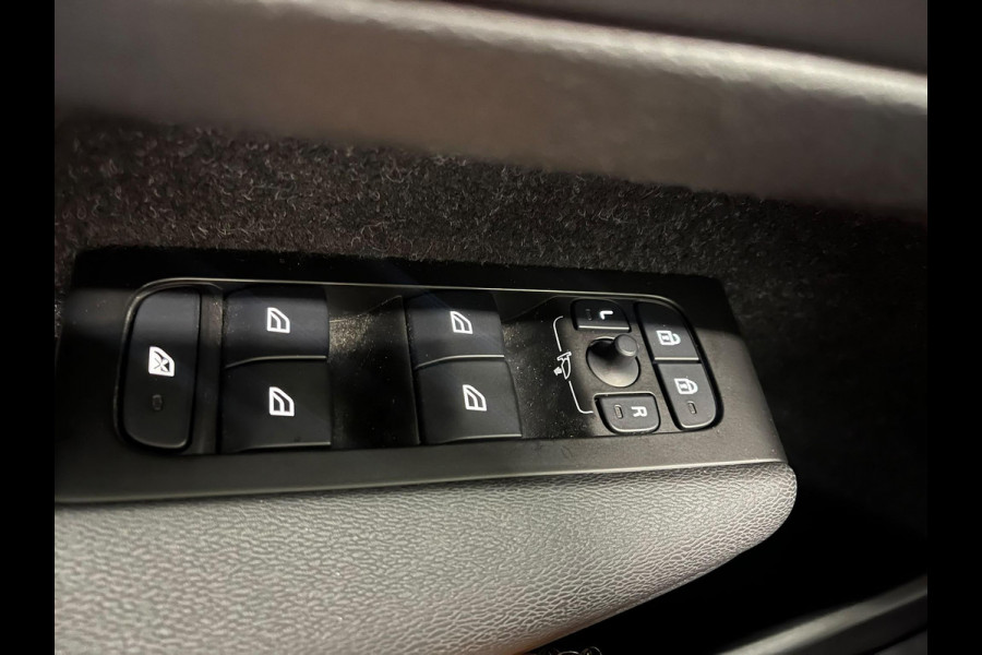 Volvo XC40 1.5 T4 Recharge Inscription Expression Wegklapbare trekhaak Navigatie Apple Carplay Android Auto Camera Parkeerhulp Adaptive Cruise Control Harman Kardon Full Led Climate Control Lichtmetalen velgen