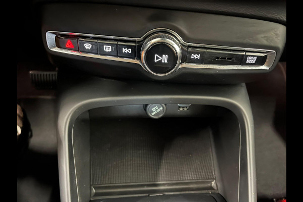 Volvo XC40 1.5 T4 Recharge Inscription Expression Wegklapbare trekhaak Navigatie Apple Carplay Android Auto Camera Parkeerhulp Adaptive Cruise Control Harman Kardon Full Led Climate Control Lichtmetalen velgen