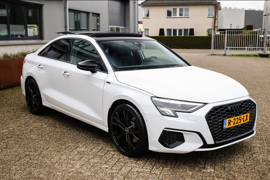 Audi A3 Limousine 35 1.5 TFSI S Edition One S-line 150pk S-Tronic Lederen kuipstoelen|Virtual Cockpit|Panoramadak|LED Matrix|Black