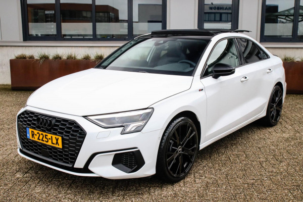 Audi A3 Limousine 35 1.5 TFSI S Edition One S-line 150pk S-Tronic Lederen kuipstoelen|Virtual Cockpit|Panoramadak|LED Matrix|Black