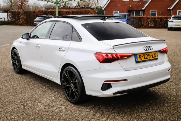 Audi A3 Limousine 35 1.5 TFSI S Edition One S-line 150pk S-Tronic Lederen kuipstoelen|Virtual Cockpit|Panoramadak|LED Matrix|Black