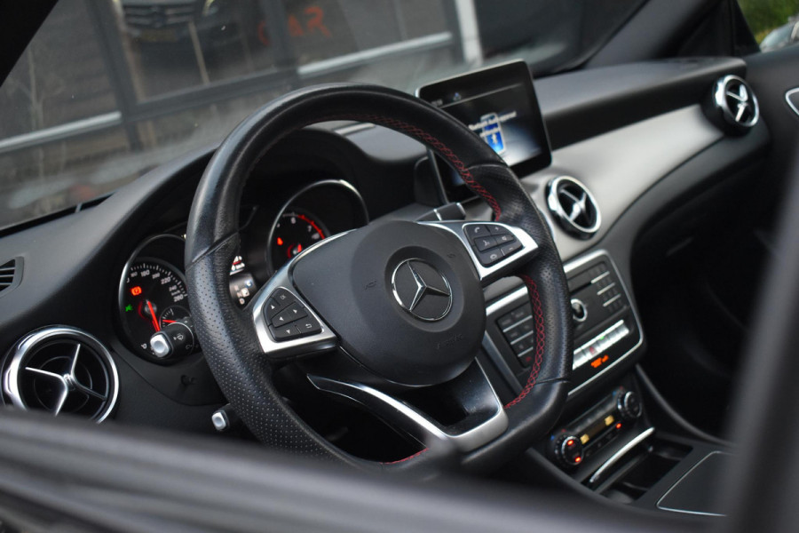 Mercedes-Benz GLA 180 AMG Line Pano Keyless Camera LED