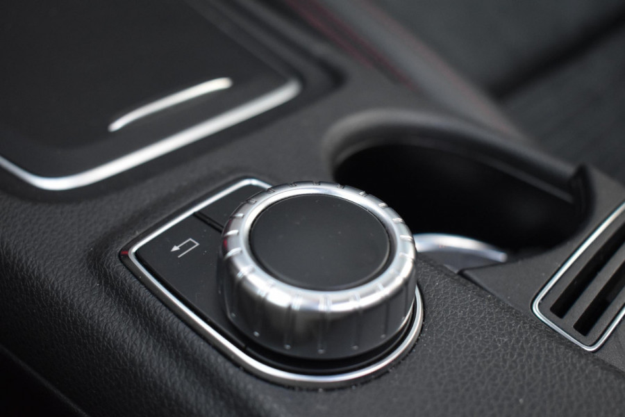 Mercedes-Benz GLA 180 AMG Line Pano Keyless Camera LED