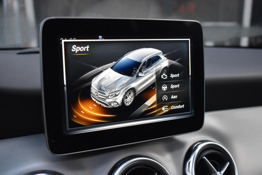 Mercedes-Benz GLA 180 AMG Line Pano Keyless Camera LED