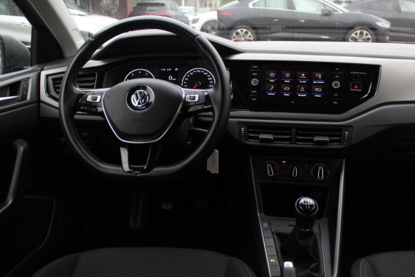 Volkswagen Polo 1.0 TSI Comfortline R-line / Camera / Navigatie / Parkeerhulp V+A / LED / 16'' / Apple CarPlay / Getint glas / Cruise Control Adaptief