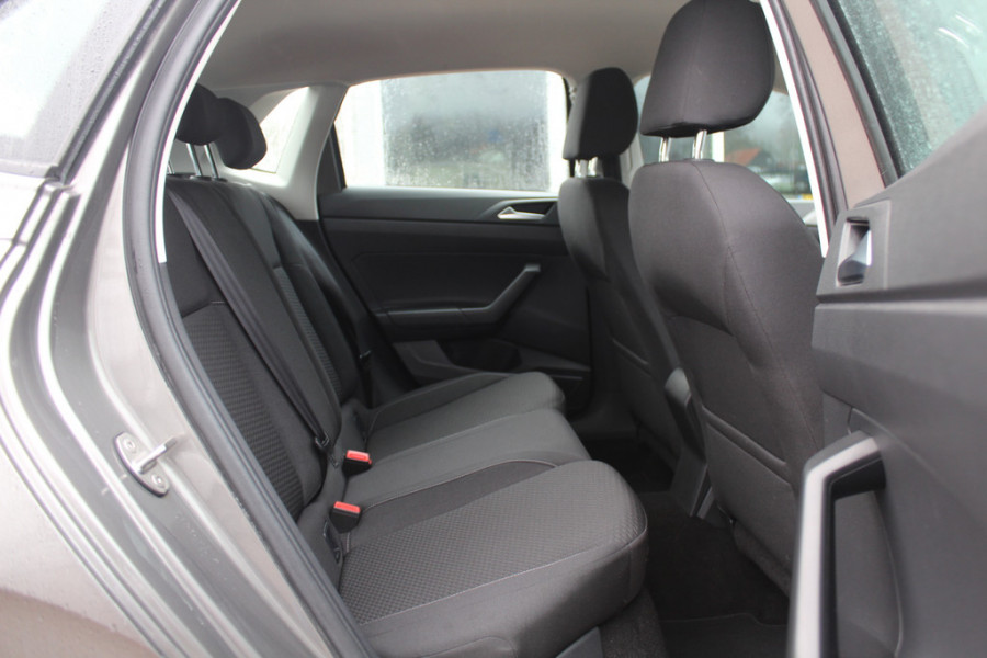 Volkswagen Polo 1.0 TSI Comfortline R-line / Camera / Navigatie / Parkeerhulp V+A / LED / 16'' / Apple CarPlay / Getint glas / Cruise Control Adaptief
