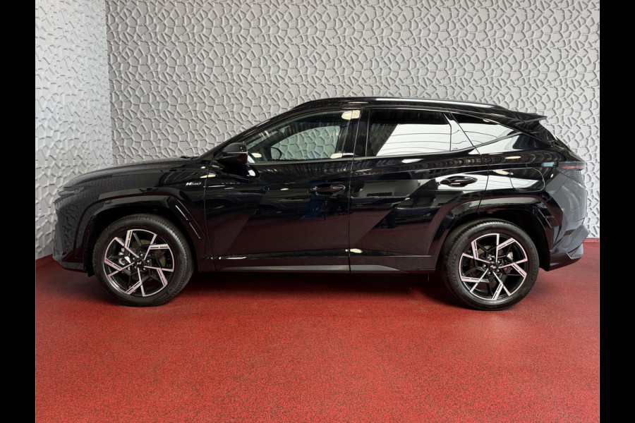 Hyundai Tucson 1.6 T-GDI PHEV LUXE N-LINE NIEUWE AUTO 360° CAMERA ELEK.KLEP ELEK.STOEL MET GEHEUGEN VERWARMD SUBWOOFER 19" LMV ZWARTE HEMEL STU PLUG IN HYBRIDE