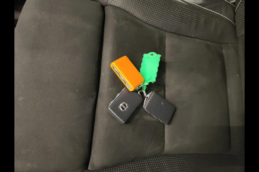 Volvo XC40 Recharge P8 AWD R-Design PANODAK | TREKHAAK