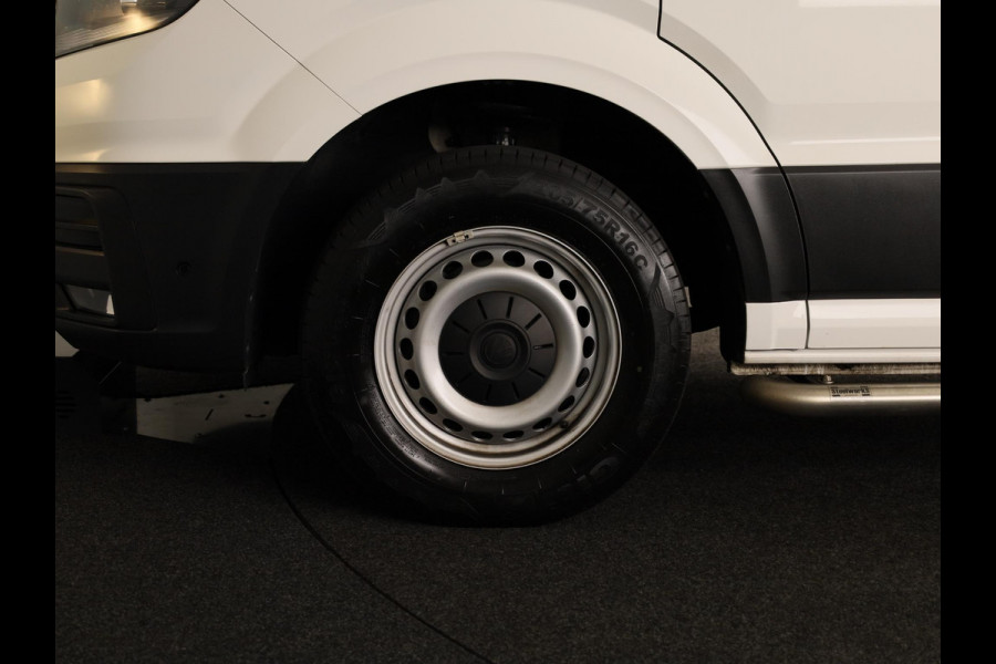 Volkswagen Crafter 35 2.0 TDI L3H3 Highline EURO VI 140 pk Automaat | Verlengde garantie | Navigatie | Trekhaak | Parkeersensoren | Achteruitrijcamera | Geveerde bestuurdersstoel |