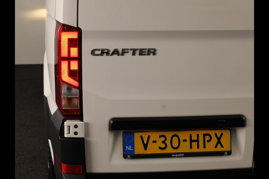 Volkswagen Crafter 35 2.0 TDI L3H3 Highline EURO VI 140 pk Automaat | Verlengde garantie | Navigatie | Trekhaak | Parkeersensoren | Achteruitrijcamera | Geveerde bestuurdersstoel |