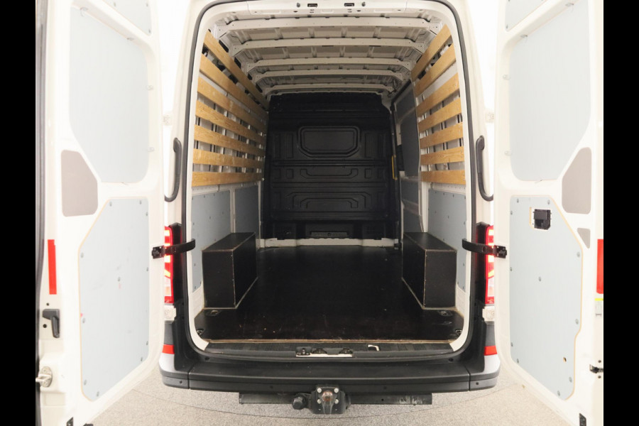 Volkswagen Crafter 35 2.0 TDI L3H3 Highline EURO VI 140 pk Automaat | Verlengde garantie | Navigatie | Trekhaak | Parkeersensoren | Achteruitrijcamera | Geveerde bestuurdersstoel |