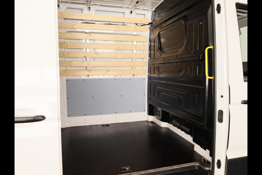 Volkswagen Crafter 35 2.0 TDI L3H3 Highline EURO VI 140 pk Automaat | Verlengde garantie | Navigatie | Trekhaak | Parkeersensoren | Achteruitrijcamera | Geveerde bestuurdersstoel |