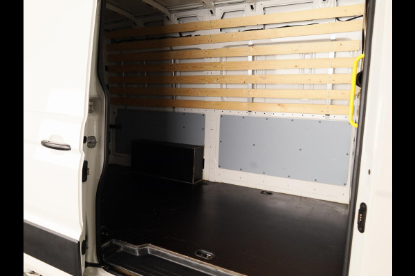 Volkswagen Crafter 35 2.0 TDI L3H3 Highline EURO VI 140 pk Automaat | Verlengde garantie | Navigatie | Trekhaak | Parkeersensoren | Achteruitrijcamera | Geveerde bestuurdersstoel |