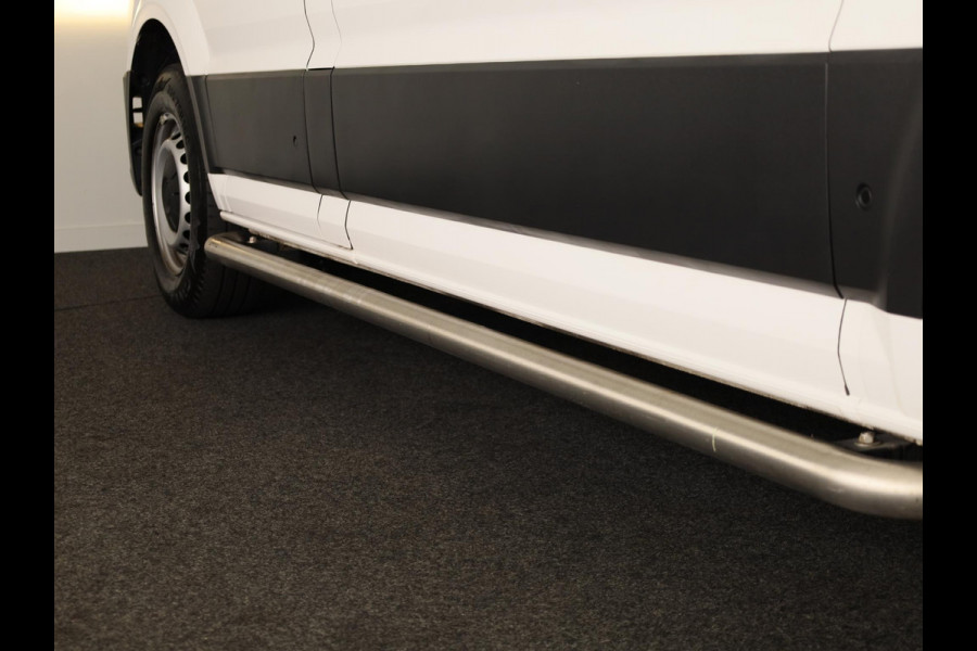 Volkswagen Crafter 35 2.0 TDI L3H3 Highline EURO VI 140 pk Automaat | Verlengde garantie | Navigatie | Trekhaak | Parkeersensoren | Achteruitrijcamera | Geveerde bestuurdersstoel |
