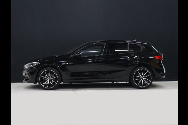 BMW 1-serie 118i Executive Edition [ADAPTIVE CRUISE, SPORT LINE, APPLE CARPLAY, ANDROID, STOELVERWARMING, LED, PDC V+A, CLIMATE CONTROL, NAVIGATIE, PRIVACY GLASS, DAB, BLUETOOTH, NIEUWSTAAT]