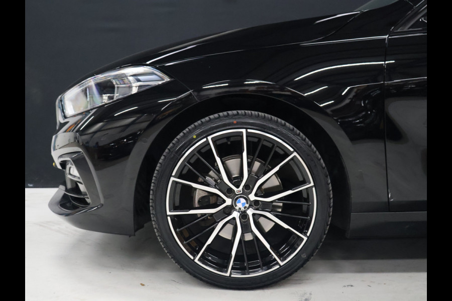 BMW 1-serie 118i Executive Edition [ADAPTIVE CRUISE, SPORT LINE, APPLE CARPLAY, ANDROID, STOELVERWARMING, LED, PDC V+A, CLIMATE CONTROL, NAVIGATIE, PRIVACY GLASS, DAB, BLUETOOTH, NIEUWSTAAT]