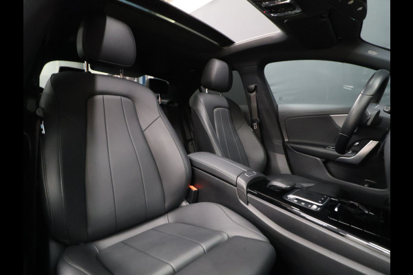 Mercedes-Benz CLA-Klasse 180 Business Solution Luxury [PANORAMADAK, PREMIUM SOUND, MEMORY SEATS, ELEKTRISCHE STOELEN, MULTIBEAM LED, STOELVERWARMING, CAMERA, SFEERVERLICHTING, PDC V+A, CRUISE CONTROL, GROOT NAVIGATIE, CLIMATE CONTROL, KEYLESS, W