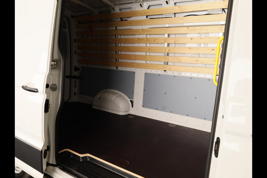 Volkswagen Crafter 35 2.0 TDI L4H3 Highline EURO VI 140 pk Automaat | Verlengde garantie | Navigatie | Parkeersensoren (Park assist) | Achteruitrijcamera | Adaptieve cruise control |