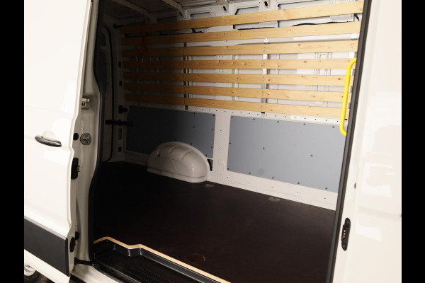Volkswagen Crafter 35 2.0 TDI L4H3 Highline EURO VI 140 pk Automaat | Verlengde garantie | Navigatie | Parkeersensoren (Park assist) | Achteruitrijcamera | Adaptieve cruise control |