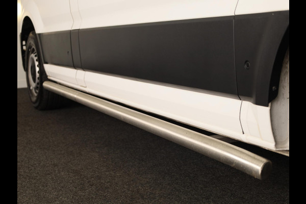 Volkswagen Crafter 35 2.0 TDI L4H3 Highline EURO VI 140 pk Automaat | Verlengde garantie | Navigatie | Parkeersensoren (Park assist) | Achteruitrijcamera | Adaptieve cruise control |