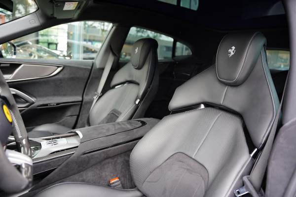 Ferrari Purosangue 6.5 V12 / Retrofit Steering Wheel / Full Carbon / Electrochromic Roof