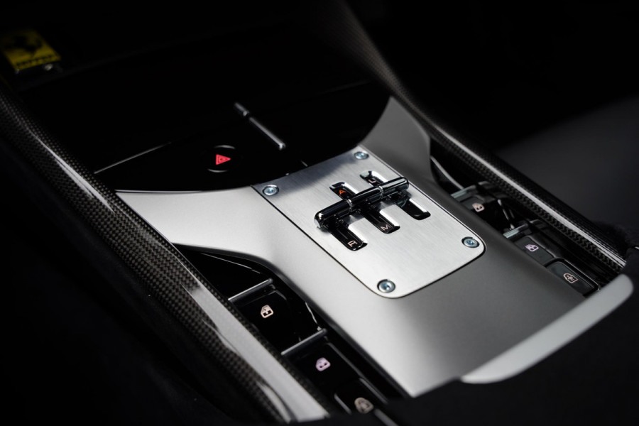 Ferrari Purosangue 6.5 V12 / Retrofit Steering Wheel / Full Carbon / Electrochromic Roof