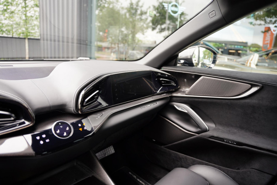Ferrari Purosangue 6.5 V12 / Retrofit Steering Wheel / Full Carbon / Electrochromic Roof