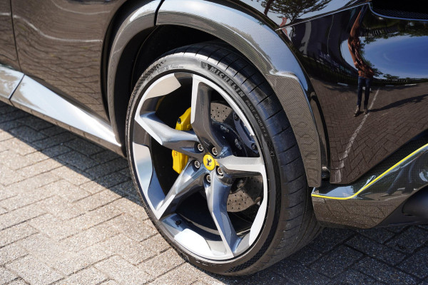 Ferrari Purosangue 6.5 V12 / Retrofit Steering Wheel / Full Carbon / Electrochromic Roof