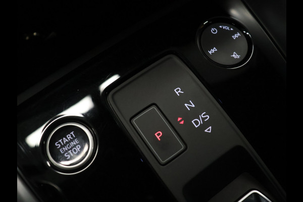 Audi A3 Limousine 30 TFSI Business edition [APPLE CARPLAY, VOL LEDER, FULL LED, DIGITAL DASH, KEYLESS, DRAADLOOS LADEN, SPORTSTOELEN, ANDROID, PDC ACHTER, CRUISE CONTROL, GROOT NAVIGATIE, CLIMATE CONTROL, NIEUWSTAAT]