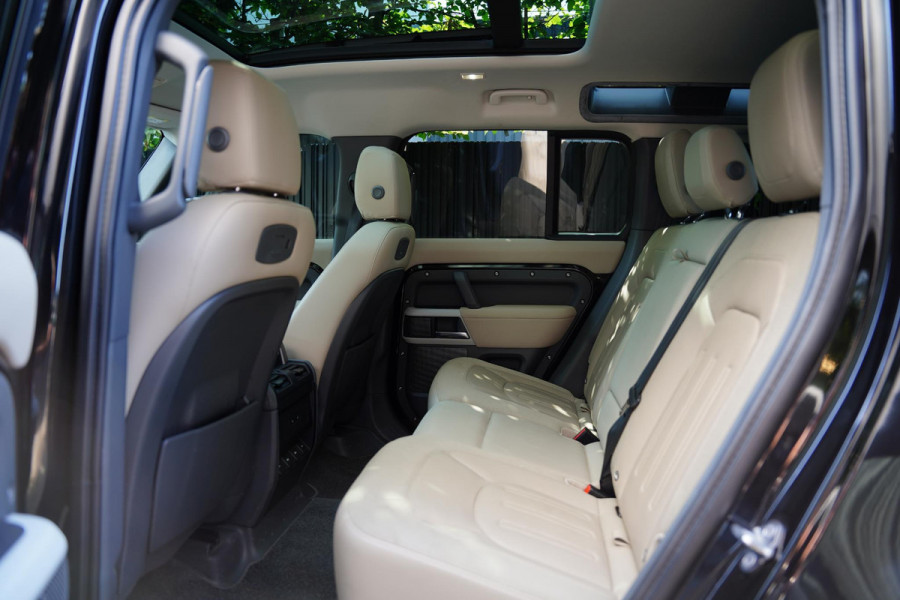 Land Rover Defender 110 / EXPORT PRICE / FULL URBAN PACK / Meridian / Panoramadak