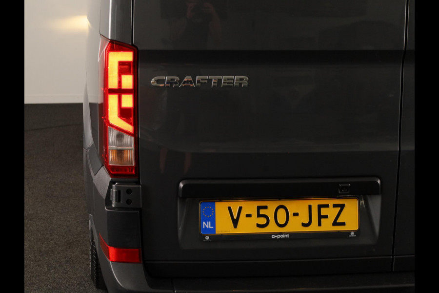 Volkswagen Crafter 35 2.0 TDI L3H3 Highline EURO VI 140 pk Automaat | Verlengde garantie | Navigatie | Trekhaak | Parkeersensoren | Achteruitrijcamera |